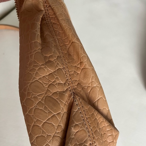 Mickael Kors crossbody tan leather and gold bag - Picture 7 of 16